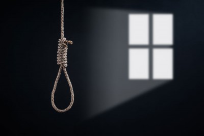 Female Sub Inspector hanged herself and writes suicide note