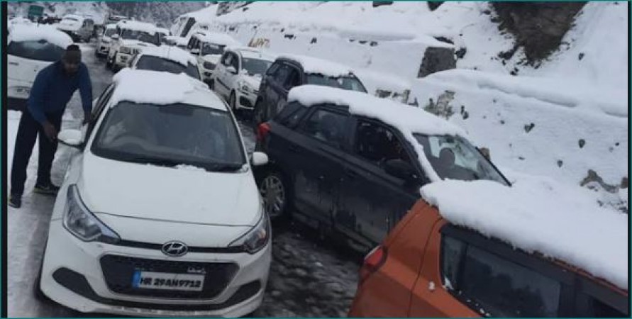 हिमाचल प्रदेश: भीषण बर्फबारी में फंसे 500 से ज्यादा पर्यटक, बचाव कार्य जारी