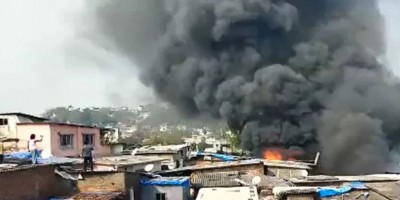 मुंबई: गोदाम में लगी भयानक आग, दूर-दूर तक छाया धुंआ