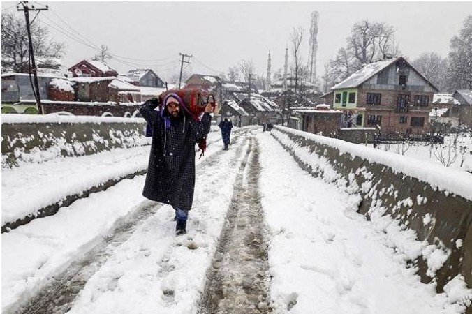 Road, air traffic disrupted after heavy snowfall in Jammu and Kashmir