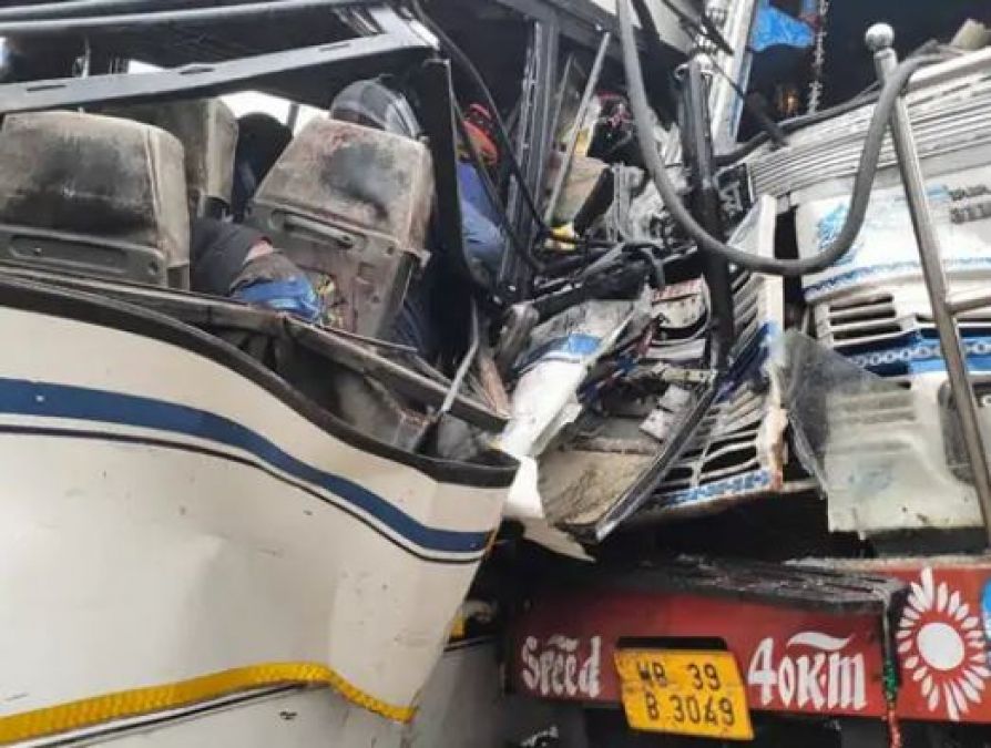 Truck laden with gas cylinder collided with bus, dead bodies of passengers laid on the road