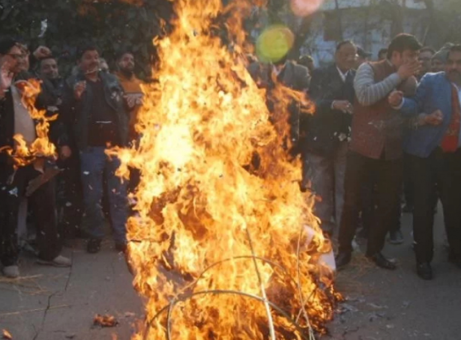 People set fire on Imran Khan's effigy, Vijay Chhabra said this