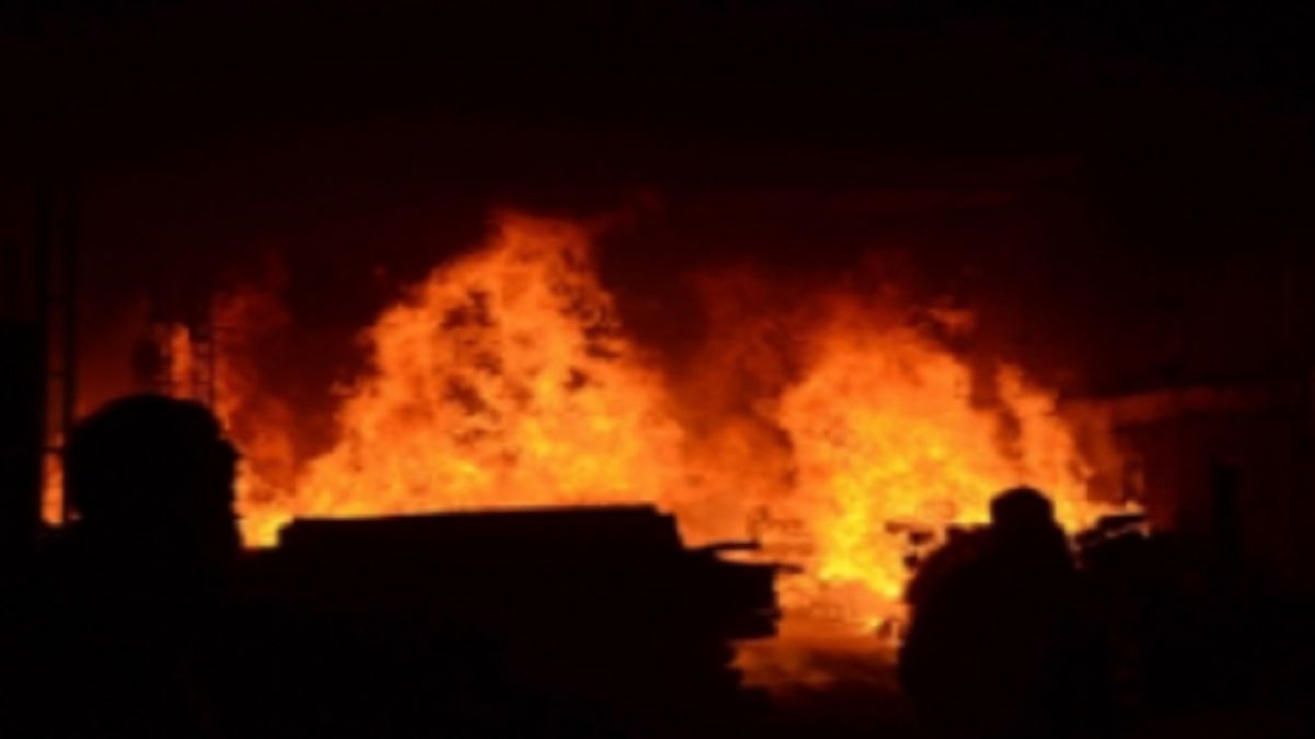 बिहार: पुल निर्माण कंपनी के आधार शिविर पर अज्ञात बदमाशों ने किया हमला, वाहनों में लगाई आग