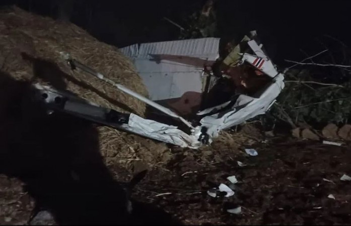 Rewa: Plane crashed after hitting the dome of the temple, senior pilot died