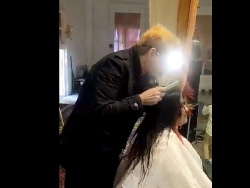 Hair expert Javed Habib spit on the woman's hair, said- This spit has life