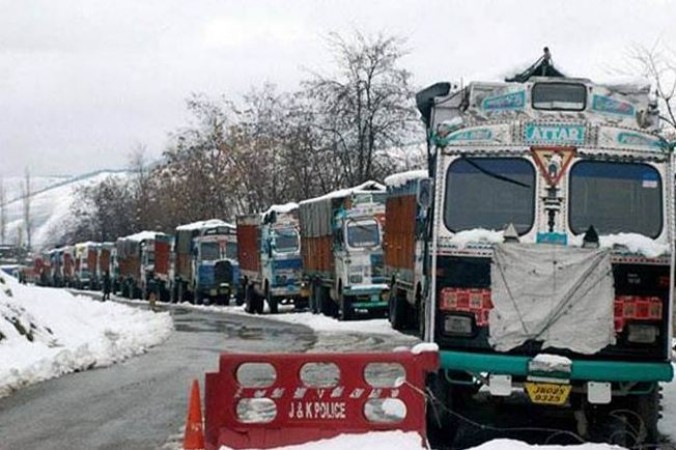 Jammu-Srinagar National Highway closed after heavy snowfall, landslides