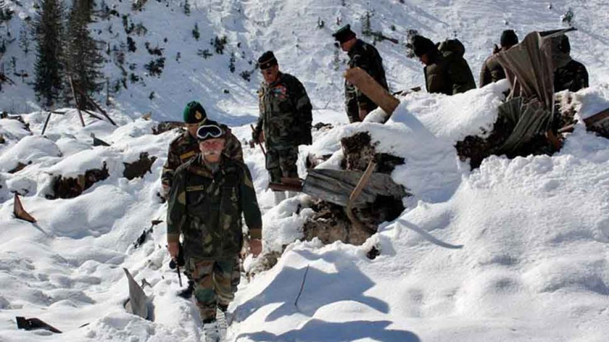 जम्मू कश्मीर बॉर्डर पर मंडरा रहा बर्फीले तूफानों का खतरा, जारी हुआ एवलांच अलर्ट