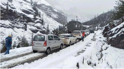 Heavy snowfall in Himachal Pradesh, more than 300 tourists in trouble