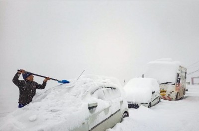 Snowfall in Jammu and Kashmir halts, 5-inch snow on roads