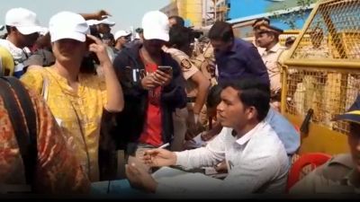 JNU Attack: मुंबई में प्रदर्शन कर रहे लोगों का पहचान पत्र देख रही पुलिस, बताई ये वजह