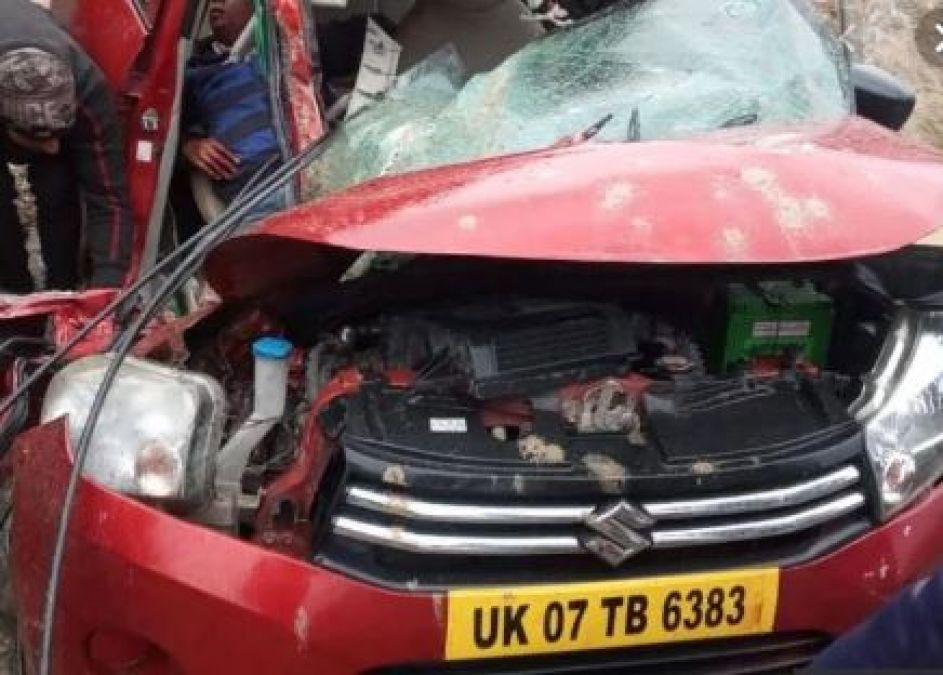 Tragic Accident: Boulder fell on car in Rishikesh-Gangotri highway, son injured