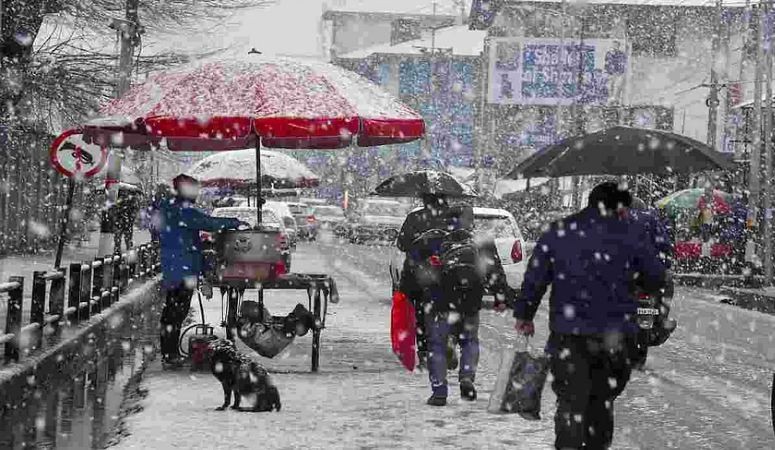 J&K, Jammu and Srinagar NH closed due to heavy snowfall, flights also cancelled