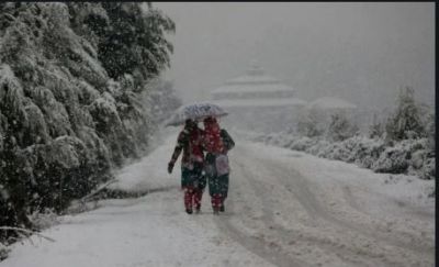 दिल्ली समेत देश के कई राज्यों में ठंड की मार, पहाड़ों पर जमी बर्फ