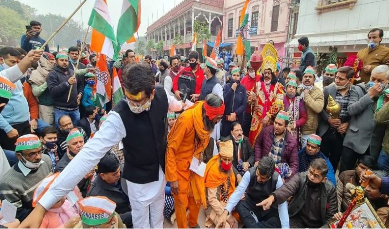 दिल्ली में मंदिर तोड़ने पर सियासी हंगामा जारी, कांग्रेस नेताओं ने किया हनुमान चालीसा का पाठ