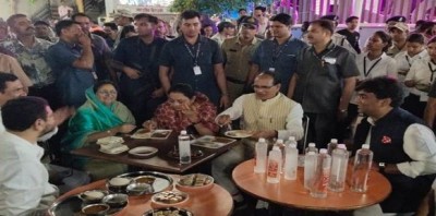 CM शिवराज सिंह ने किया NRIs का स्वागत, साधना सिंह ने अपने हाथो से खिलाए व्यंजन