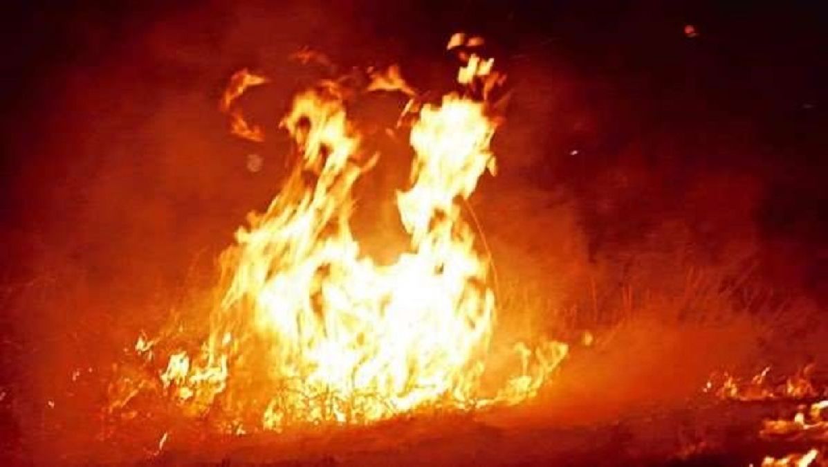 दिल्ली: सराय रोहिल्ला की झुग्गियों में अचानक भड़की आग, दमकल विभाग की कई गाड़ियां मौके पर पहुंची
