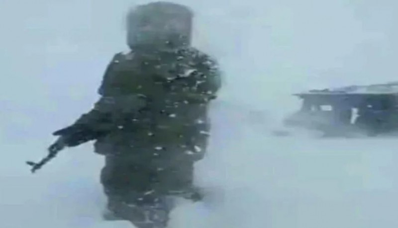 Indian Army jawan standing like a 'rock' in front of a fierce blizzard..Watch Video
