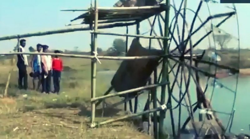 अधिकारियों से गुहार लगाने पर भी खेतों में नहीं आया पानी, फिर किसान ने कर दिखाया ये अनोखा अजूबा