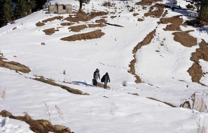 कश्मीर में बर्फीला तूफान, दिल्ली में गिरेगा तापमान, देखें आज की Weather Report