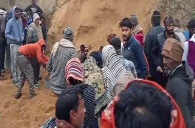 Mound fell on people digging soil in Bulandshahr, 1 woman died
