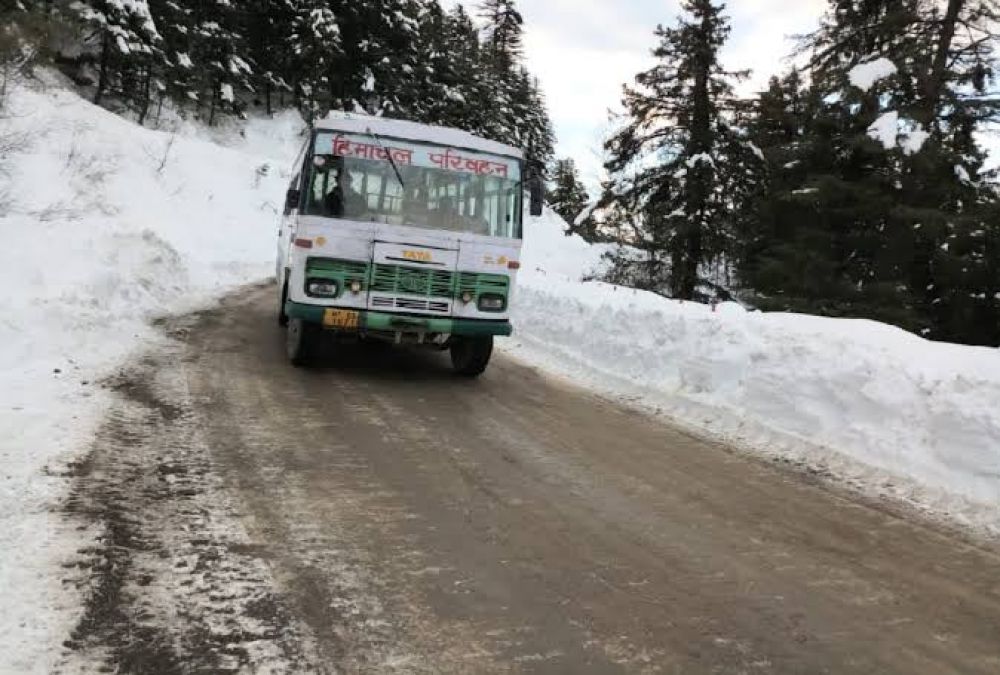 Orange alert of heavy rain-snowfall issued in Himachal, 632 roads stalled