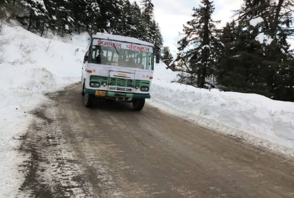 हिमाचल में भारी बारिश-बर्फबारी का ऑरेंज अलर्ट जारी, 632 सड़कें हुई ठप