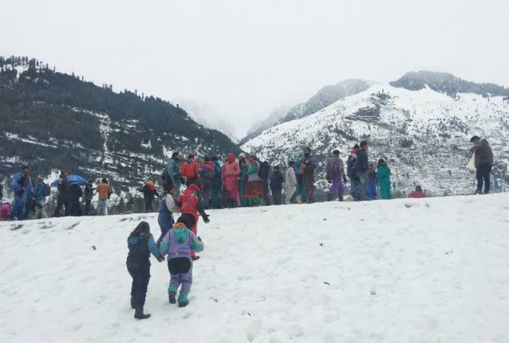 Snowfall started again in the mountains, Orange and Yellow alert issued