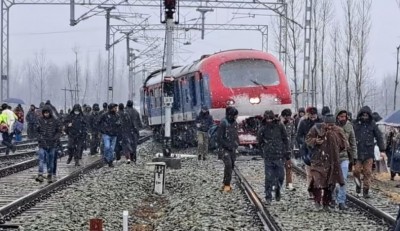 Passenger train derails, major accident averted