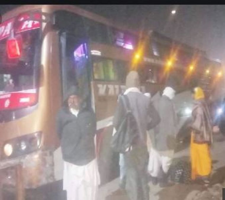 Road accident could happen again in UP, a passenger jumped from moving bus