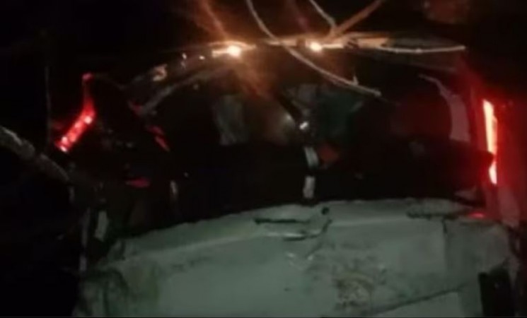 रांची से नेतरहाट घूमने जा रहे छात्रों की कार 150 फीट गहरी खाई में गिरी, 2 की मौत, 4 घायल