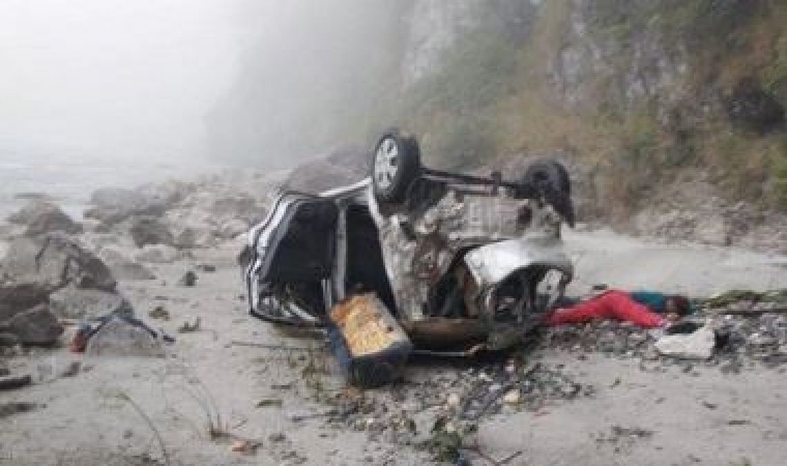 दर्दनाक हादसा: अनियंत्रित हुई कार खाई में गिरी, एक युवक ने खोई अपनी जान