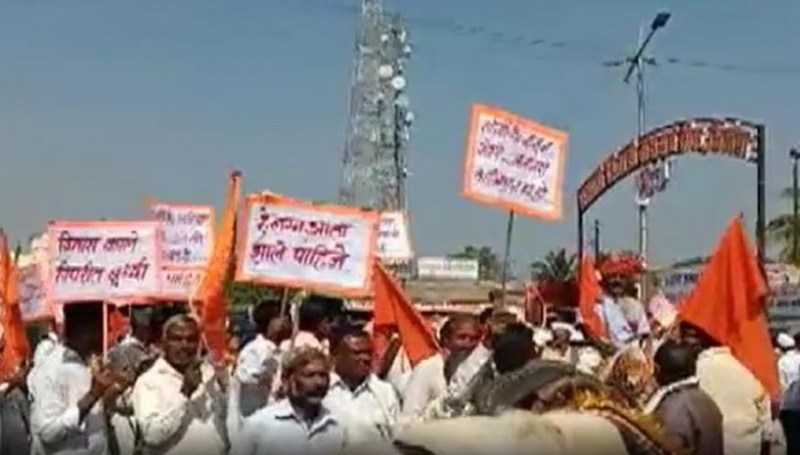 Farmers protest in a unique style, reach electricity office as grooms