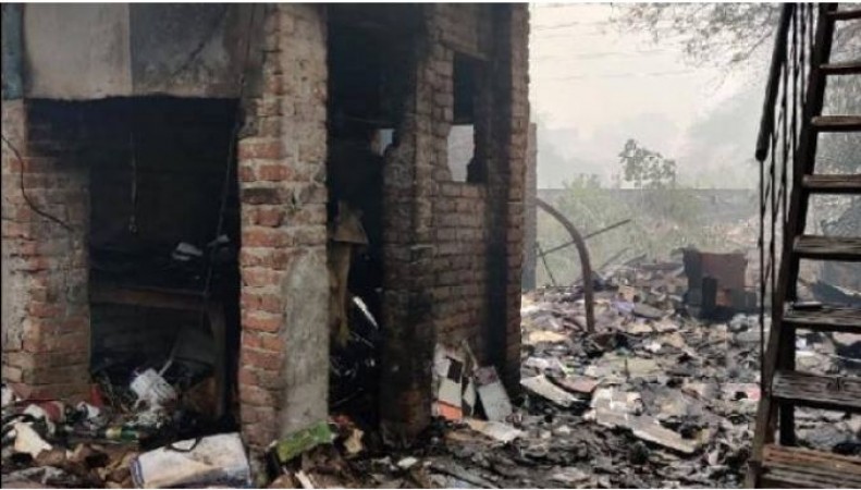दिल्ली: फर्नीचर की दूकान में अचानक भड़की आग, दो लोगों की झुलसकर मौत