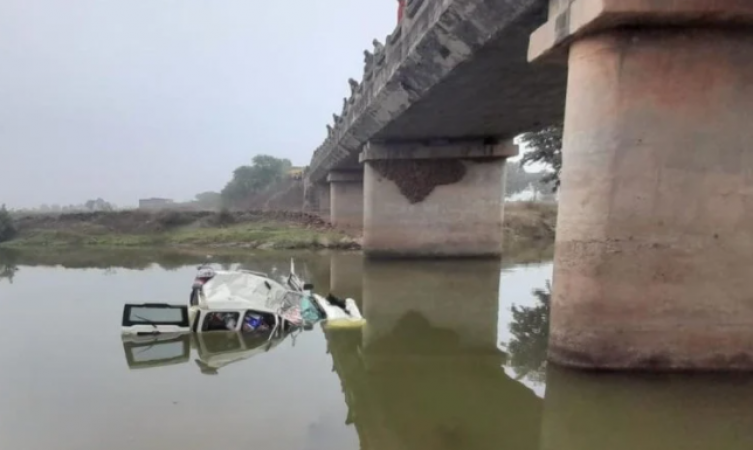 हाई स्पीड कार ने खोया अपना नियंत्रण, नदी में गिरने से हुई युवक की मौत