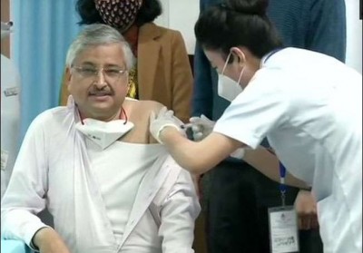 दिल्ली AIIMS के निदेशक डॉ रणदीप गुलेरिया ने लगवाई कोरोना वैक्सीन
