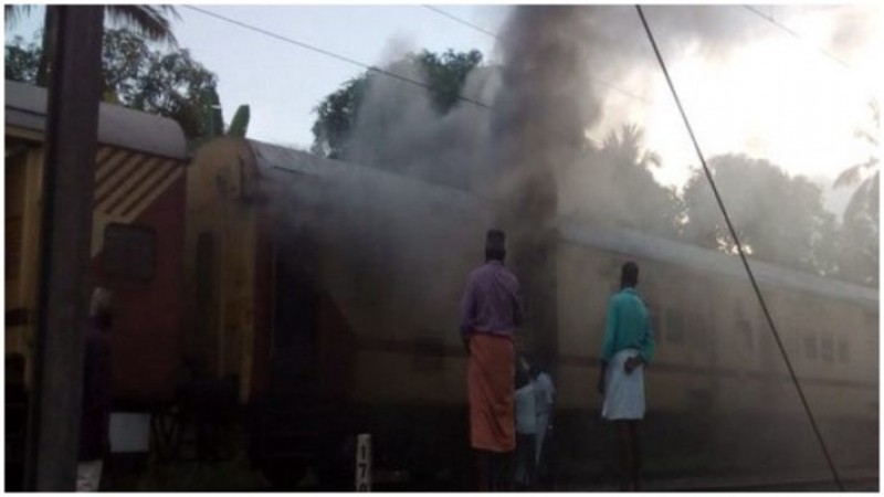 Fire erupts suddenly in Malabar Express, panic among passengers