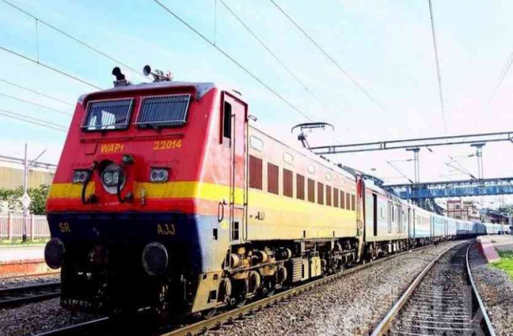 IRCTC : खूब परेशान नजर आए या​त्री, कुल 513 ट्रेनें हुई रद्द