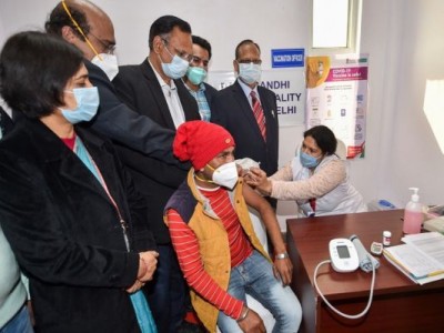 कोरोना टीकाकरण: दिल्ली में 4300 से अधिक स्वास्थ्यकर्मियों को लगी वैक्सीन