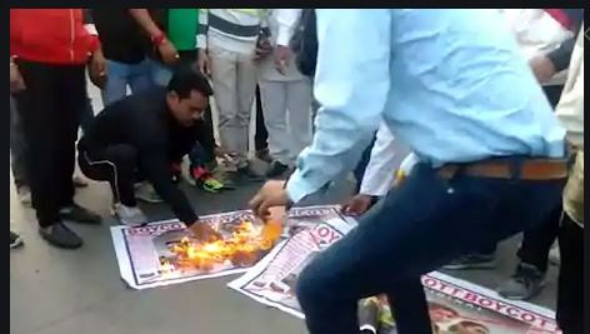 Indore: People protesting against web series 'Tandav'
