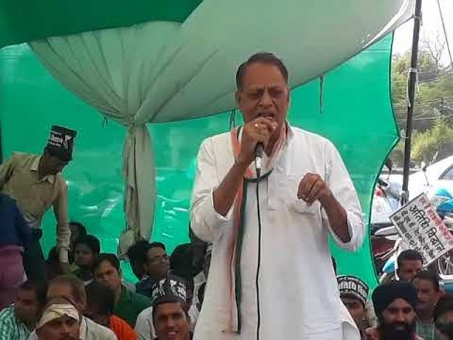 Congress MLA sits on dharna against Kamal Nath govt