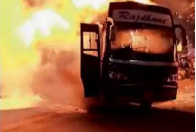 VIDEO: AC कंप्रेसर में ब्लास्ट होते ही आग का गोला बनी बस, ज़िंदा जली यात्री