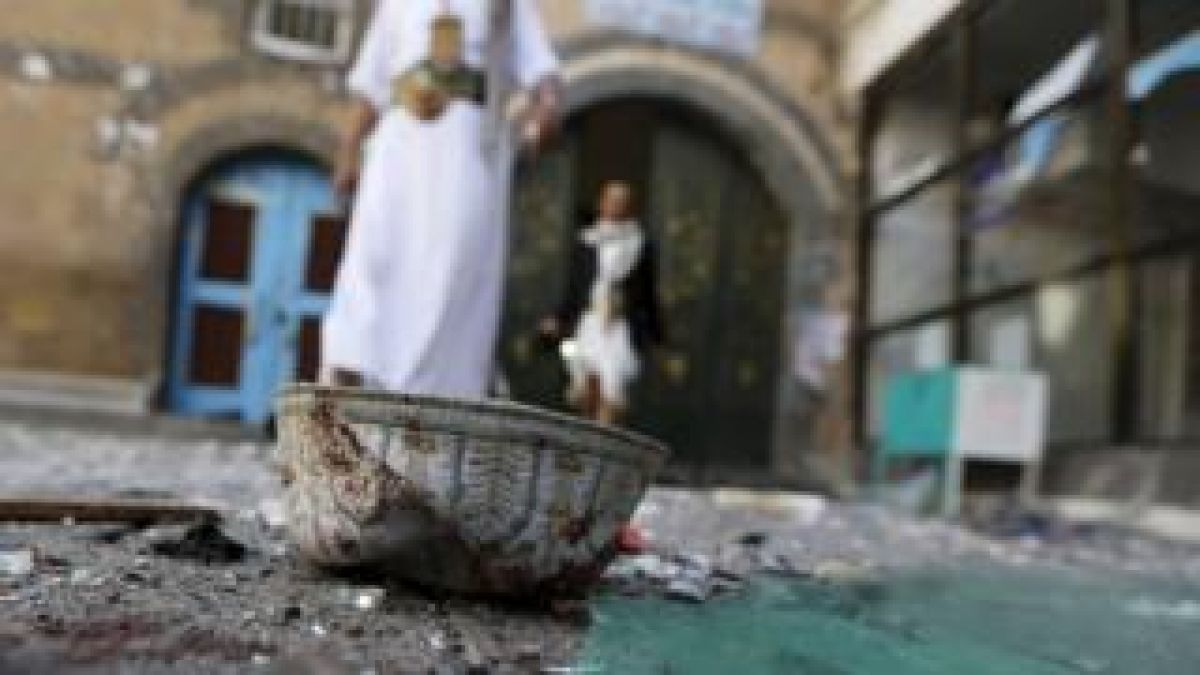मस्जिद पर आतंकियों ने दागी मिसाइल, लगभग 70 सैनिकों की मौत