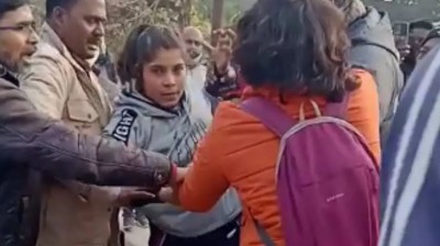 बीच सड़क पर महिला सिपाहियों का तांडव, वीडियो वायरल