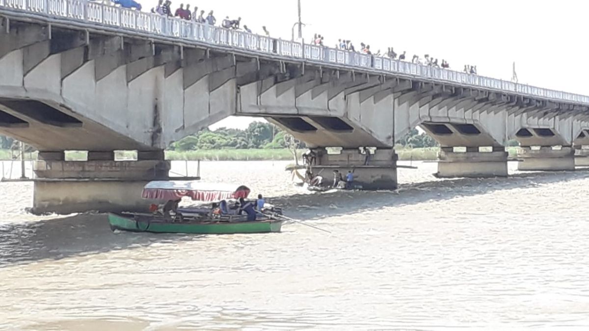 Teacher dies due to boat collapse in river, 20 injured