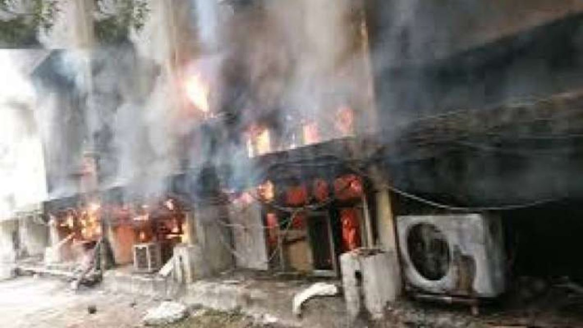 Heavy fire breaks out in Surat's textile market, 50 fire tenders reaches on the spot