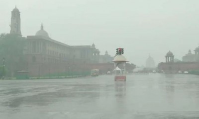 दिल्ली-NCR में बारिश ने बढ़ाई मुसीबत, सर्द हवाओं के साथ लुढ़का पारा
