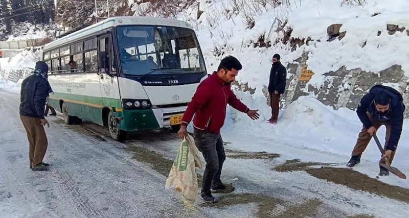 Snow wreaks havoc in Himachal Pradesh, 2 boys killed