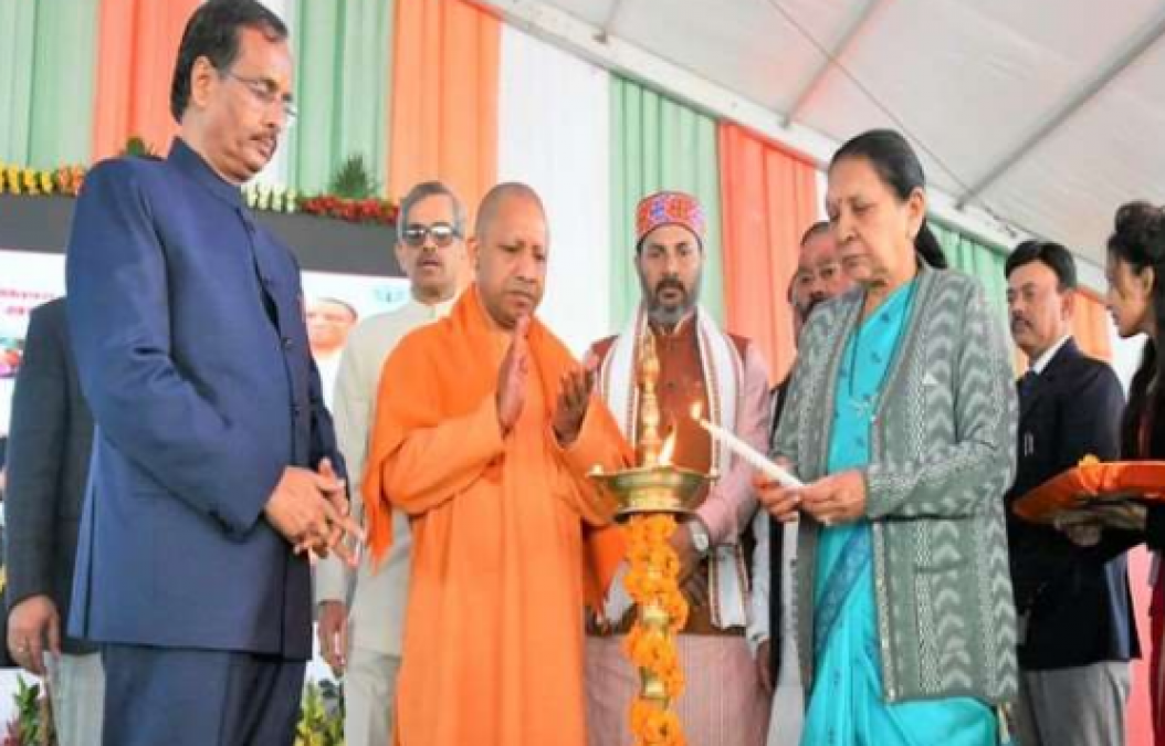 UP Day: Governor Anandiben Patel and CM Yogi Adityanath lit the lamp