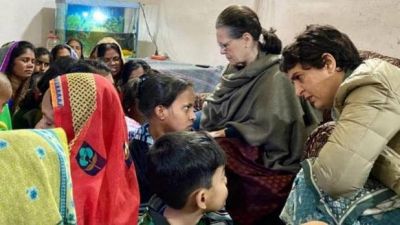सड़क हादसे में मारे गए लोगों के परिवारों से मिलीं सोनिया और प्रियंका गाँधी