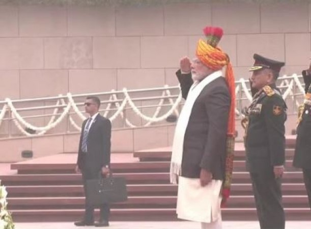 वॉर मेमोरियल पहुंचे PM मोदी, रक्षा मंत्री भी रहे मौजूद
